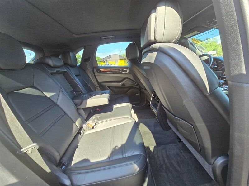 Used 2020 Porsche Cayenne S AWD/4WD image 17