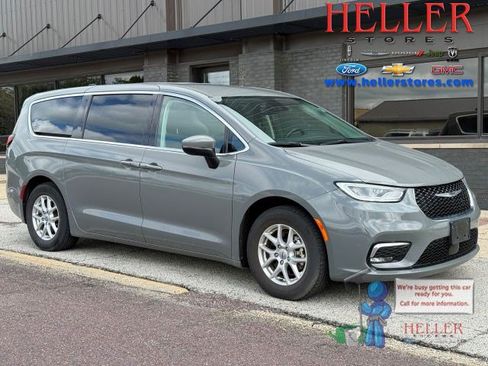 Used 2023 Chrysler Pacifica Touring-L FWD image 1
