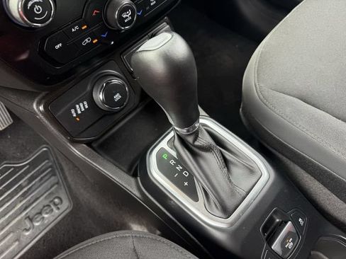 Used 2023 Jeep Renegade Latitude AWD/4WD image 19