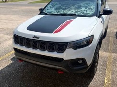 Used 2025 Jeep Compass Trailhawk AWD/4WD image 1