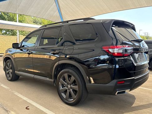 Used 2025 Honda Pilot Sport image 7