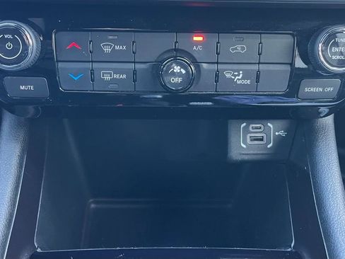 Used 2024 Jeep Compass Latitude image 16