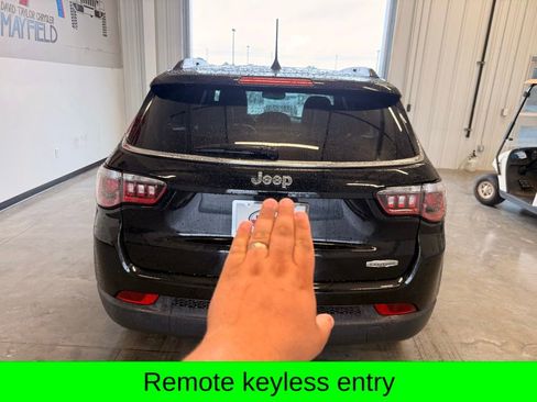 Used 2018 Jeep Compass Latitude w/ Popular Equipment Group FWD image 4