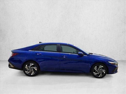 Used 2025 Hyundai Elantra SEL FWD image 4