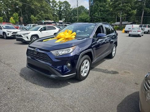 Used 2019 Toyota RAV4 XLE w/ Convenience Package FWD image 2
