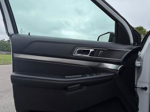 Used 2018 Ford Explorer XLT FWD image 9