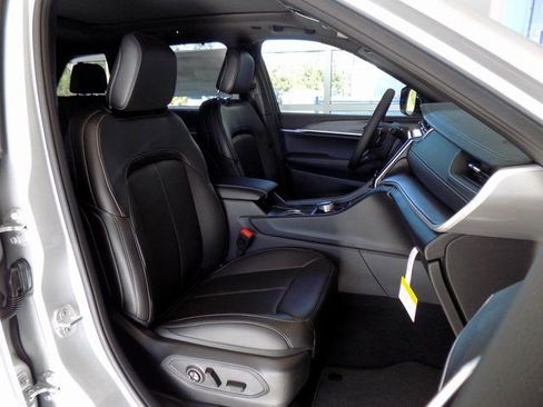New 2025 Jeep Grand Cherokee Limited w/ Luxury Tech Group II RWD image 20
