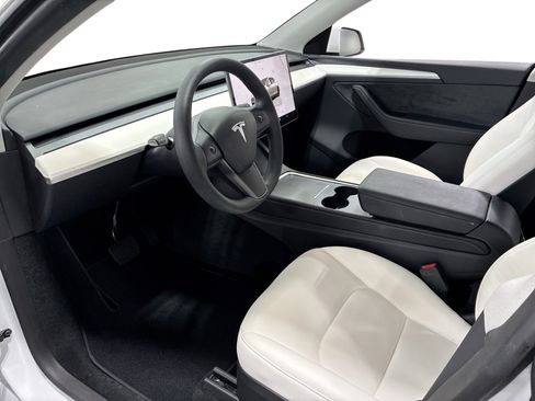 Certified 2023 Tesla Model Y AWD image 9