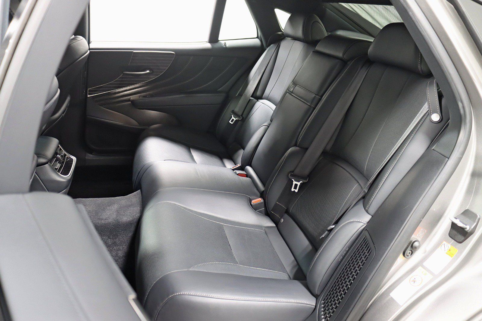 Used 2018 Lexus LS 500h AWD w/ Accessory Package (Z2) image 29