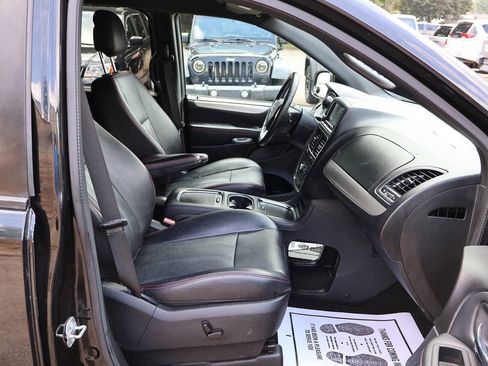 Used 2017 Dodge Grand Caravan GT FWD image 29