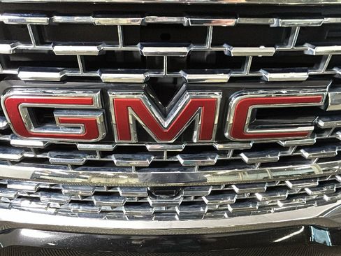 Used 2023 GMC Acadia Denali w/ Black Diamond Edition AWD/4WD image 10