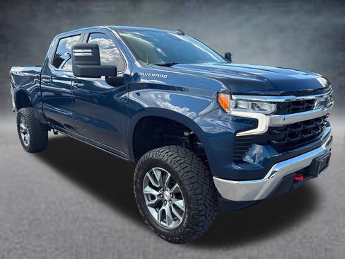 Used 2022 Chevrolet Silverado 1500 LT AWD/4WD image 3