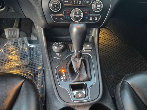 Used 2021 Jeep Cherokee Trailhawk image 16