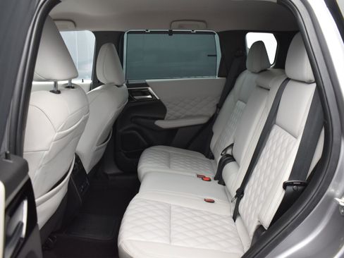 Used 2023 Mitsubishi Outlander 4WD Plug-In Hybrid image 13