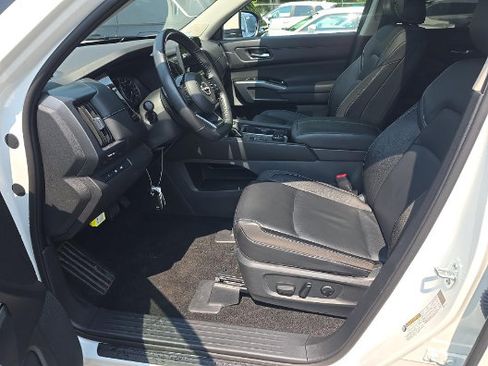 Used 2024 Nissan Pathfinder SL w/ SL Premium Package AWD/4WD image 3