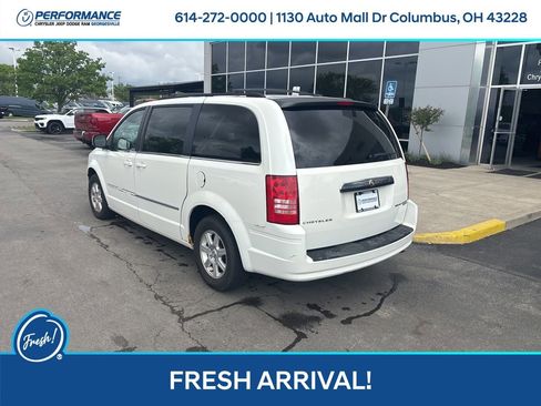 Used 2010 Chrysler Town & Country Touring FWD image 6