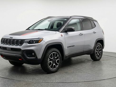 Used 2025 Jeep Compass Trailhawk AWD/4WD image 3