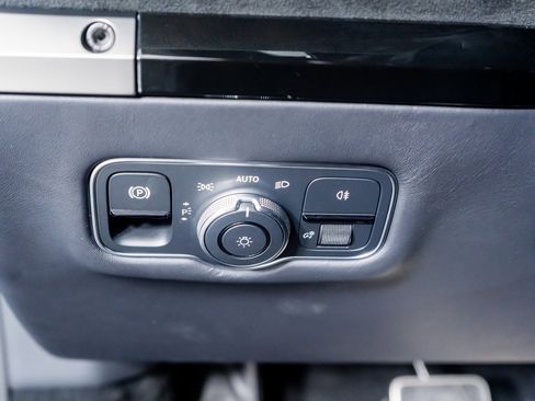 Used 2025 Aston Martin V8 Vantage Coupe image 45