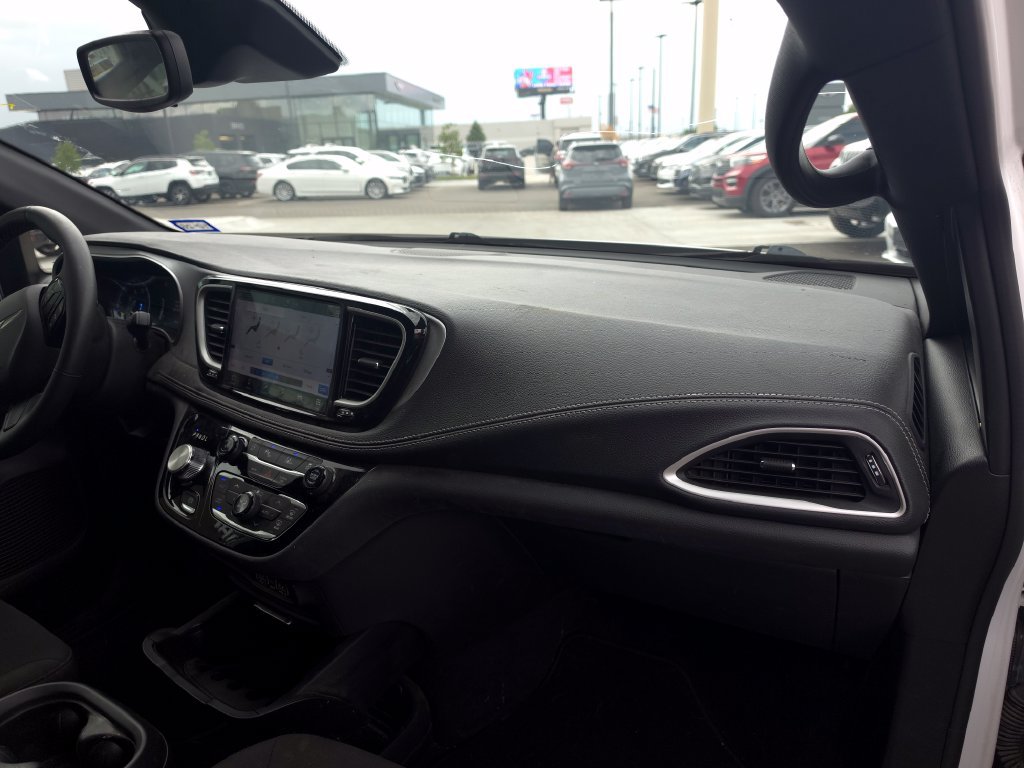 Used 2024 Chrysler Pacifica Touring FWD image 5