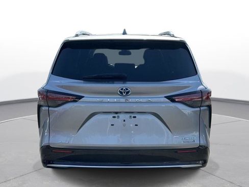 Used 2023 Toyota Sienna Limited image 7