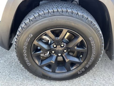 Used 2018 Jeep Cherokee Trailhawk image 11