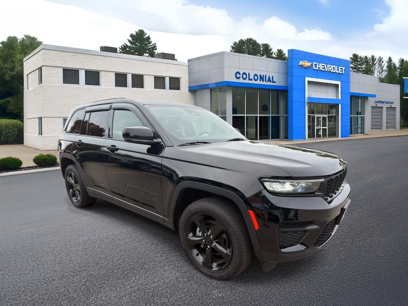 Used 2023 Jeep Grand Cherokee Altitude AWD/4WD image 4