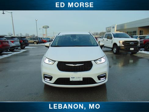 Used 2023 Chrysler Pacifica Touring-L image 3