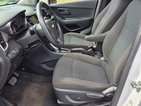 Used 2018 Chevrolet Trax LS FWD image 3