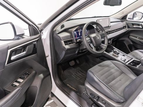 Used 2024 Mitsubishi Outlander SE Black Edition FWD image 12