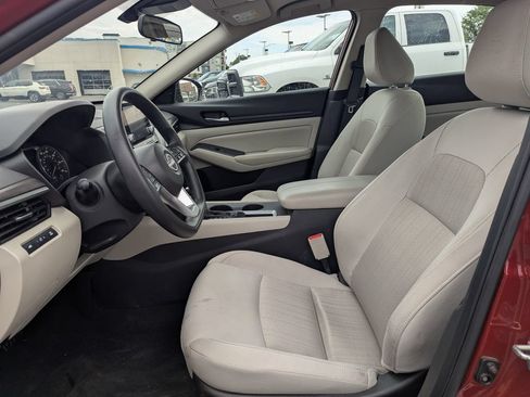 Used 2025 Nissan Altima 2.5 SV FWD image 24