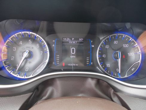 Used 2017 Chrysler Pacifica Touring FWD image 16