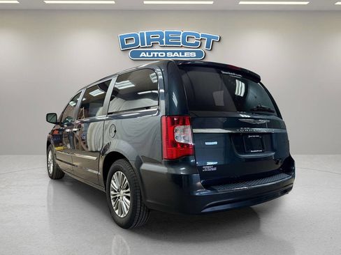 Used 2014 Chrysler Town & Country Touring image 4