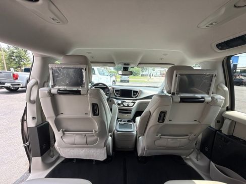 Used 2018 Chrysler Pacifica Touring-L Plus FWD image 15