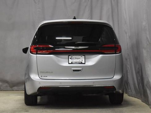 Certified 2024 Chrysler Pacifica Touring-L image 8