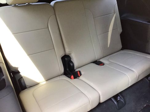 Used 2023 Chevrolet Traverse Premier FWD image 6