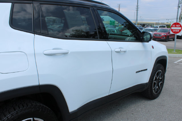 Used 2025 Jeep Compass Trailhawk w/ Trailhawk Convenience Group AWD/4WD image 45