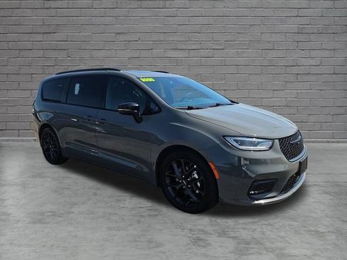 Used 2025 Chrysler Pacifica Limited FWD image 8