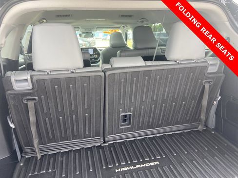 Used 2022 Toyota Highlander XLE image 12