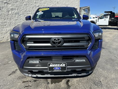 Used 2025 Toyota Tacoma SR5 image 3