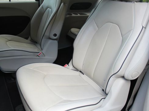 Used 2018 Chrysler Pacifica Limited w/ Advanced Safetytec Group FWD image 13