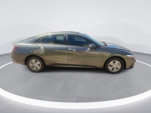 Used 2026 Hyundai Elantra SE FWD image 9