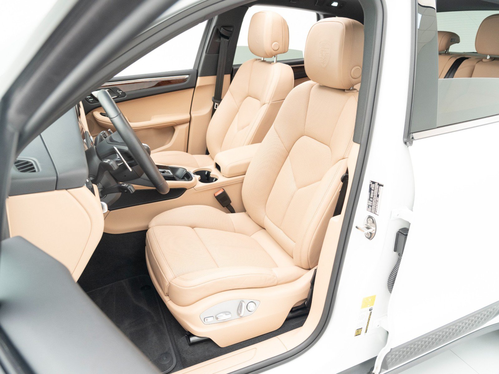 Certified 2023 Porsche Macan S AWD/4WD image 5