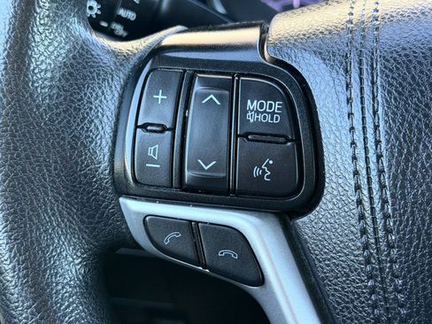 Used 2019 Toyota Highlander LE AWD/4WD image 39