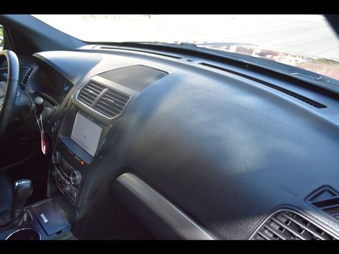 Used 2019 Ford Explorer XLT w/ Equipment Group 202A FWD image 39