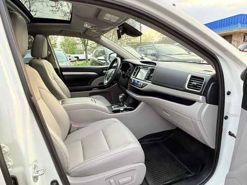 Used 2019 Toyota Highlander XLE image 19