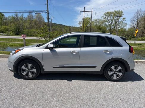 Used 2017 Kia Niro LX FWD image 4