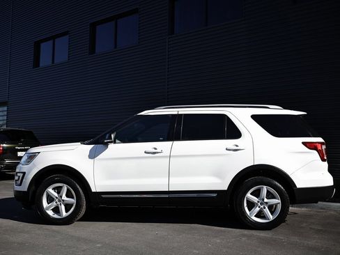 Used 2017 Ford Explorer XLT w/ Equipment Group 202A image 3