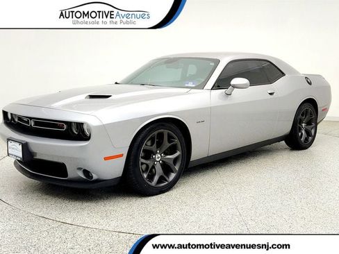 Used 2017 Dodge Challenger R/T RWD image 1