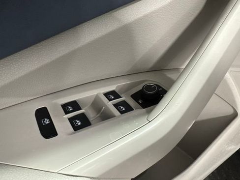 Used 2025 Volkswagen Jetta SE w/ Sunroof Package FWD image 10