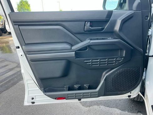 Used 2025 Toyota Tacoma SR5 AWD/4WD image 5